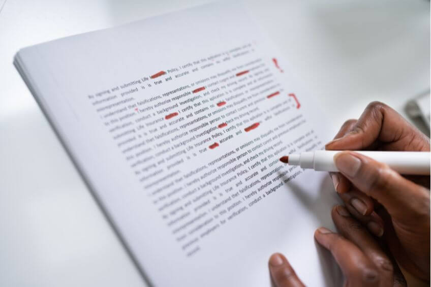 Perché la revisione è fondamentale in un progetto di traduzione? La revisione garantisce che il testo finale sia accurato e coerente. In aggiunta, facilita l'individuazione di sbagli o imprecisioni nel materiale tradotto. Alla fine, una corretta revisione eleva il livello qualitativo del prodotto finito.