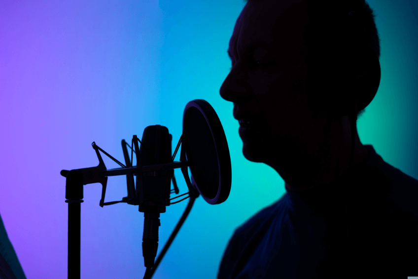 La voce fuori campo è uno strumento potente che arricchisce video, pubblicità, documentari, e-learning e tanto altro. Questa tecnica, nota anche come voci fuoricampo, permette di trasmettere messaggi in modo chiaro e coinvolgente senza che l’oratore appai i segreti degli speakeraggi con voci fuori campo