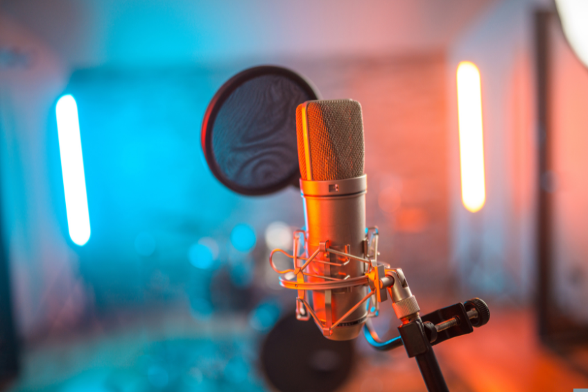 Nel mondo del marketing digitale, la competizione per catturare l’attenzione del pubblico è più intensa che mai. Tra video accattivanti, grafiche accese e testi coinvolgenti, c’è un elemento spesso sottovalutato ma incredibilmente potente: la voce. Lo spe l arte dello speakeraggio perche dare voce ai contenuti di marketing